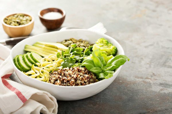 Comment intégrer les graines de courge dans des recettes de salades pour un apport en protéines?